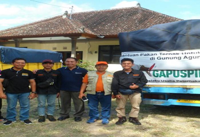 UGM Suplai Logistik Pakan Hewan Korban Bencana